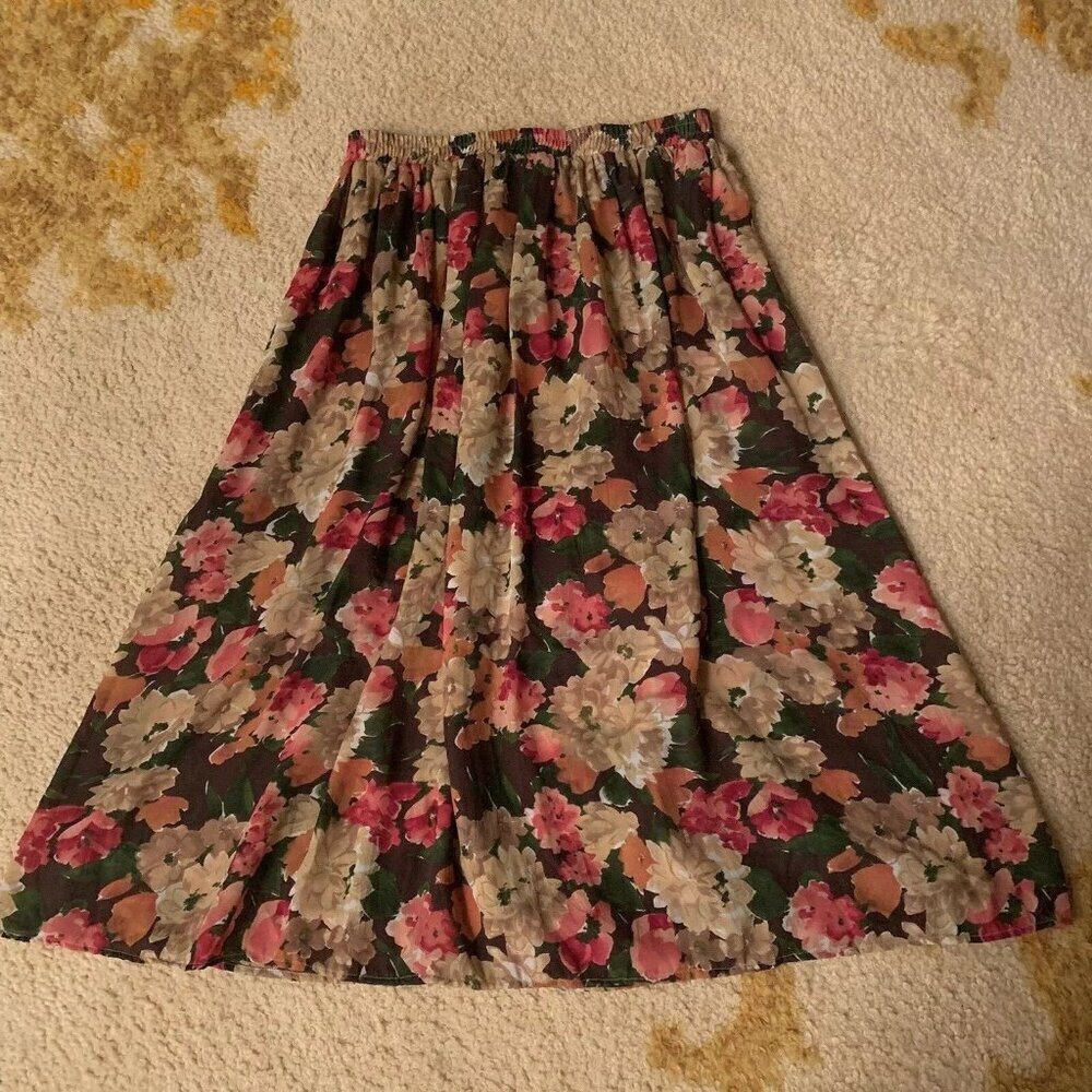 Kathie Lee. Size Large. Feminine Floral Flowy Elastic Waist Skirt. B23.